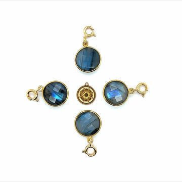 Zawieszka z labradorytem od Ewa Mrochen Jewellery, klejnot kreatywności, na delikatnym łańcuszku.