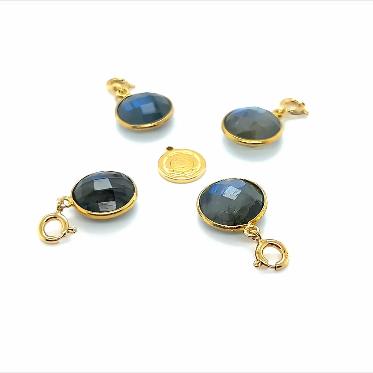 Labradorytowa zawieszka od Ewa Mrochen Jewellery, klejnot kreatywności, na srebrnym łańcuszku, widoczna z bliska