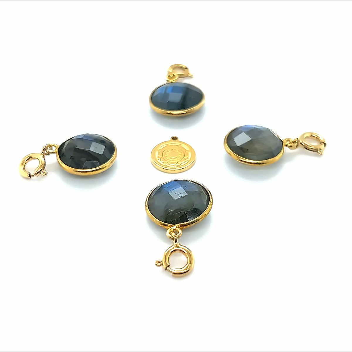 Zawieszka z labradorytem od Ewa Mrochen Jewellery, klejnot kreatywności, naturalny kamień i elegancka oprawa srebrna.