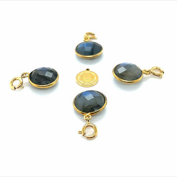 Zawieszka z labradorytem od Ewa Mrochen Jewellery, klejnot kreatywności, naturalny kamień i elegancka oprawa srebrna.