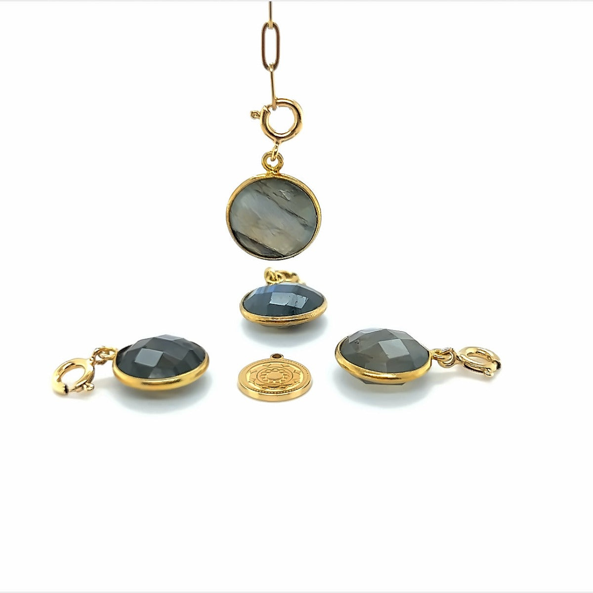 Zawieszka z labradorytem od Ewa Mrochen Jewellery, elegancki klejnot kreatywności na srebrnym łańcuszku