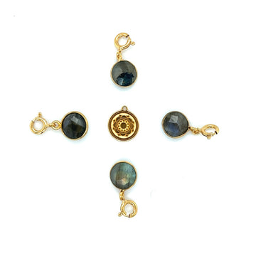 Zawieszka Labradoryt Magia od Ewa Mrochen Jewellery na tle jasnego tła, podkreślająca naturalny kamień i elegancki design.