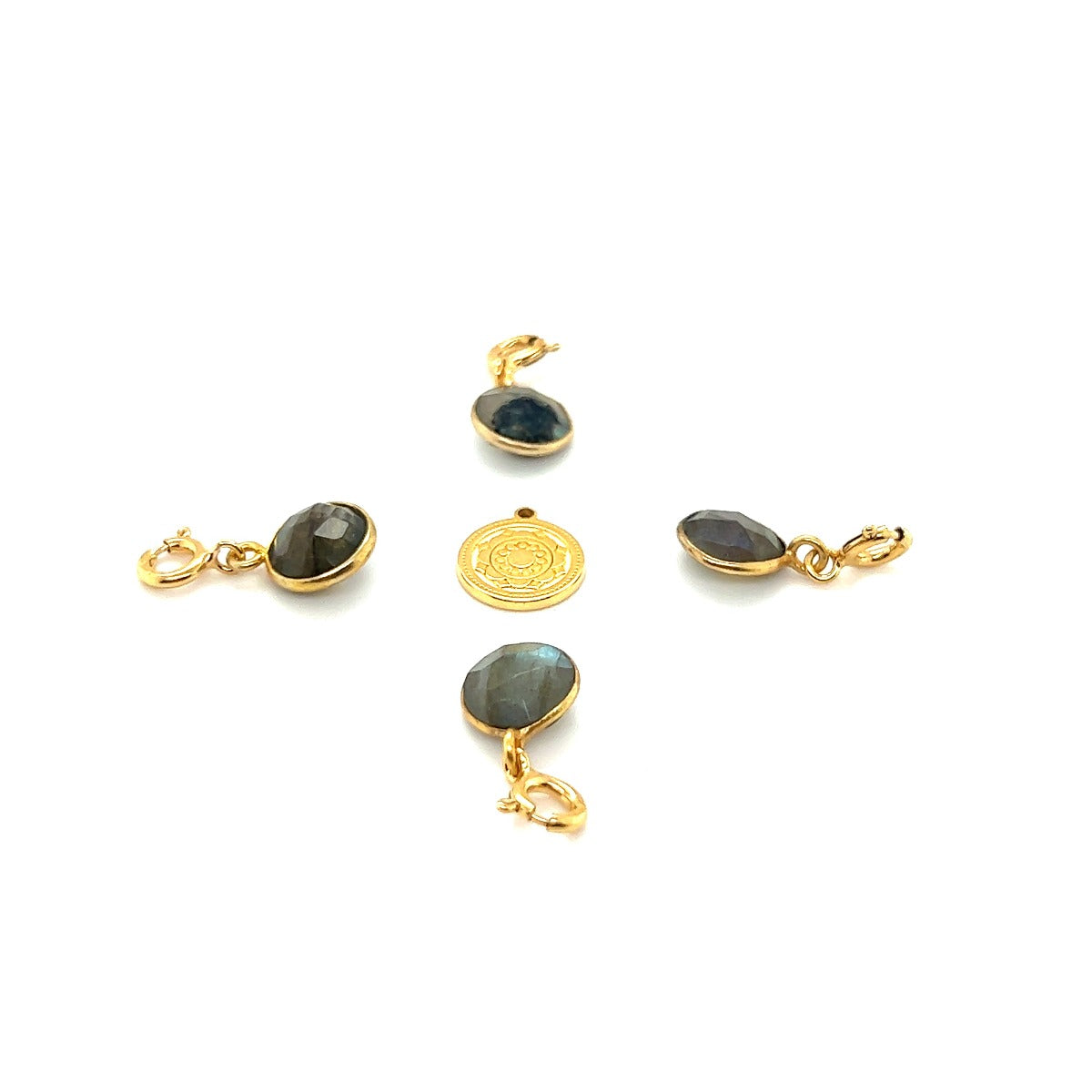 Zawieszka Labradoryt Magia od Ewa Mrochen Jewellery, ozdobny wisior z naturalnym kamieniem labradorytem na delikatnym łańcuszku