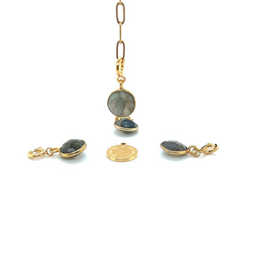 Zawieszka Labradoryt Magia od Ewa Mrochen Jewellery, ozdobny kamień w srebrnej oprawie z naturalnym wzorem kamienia