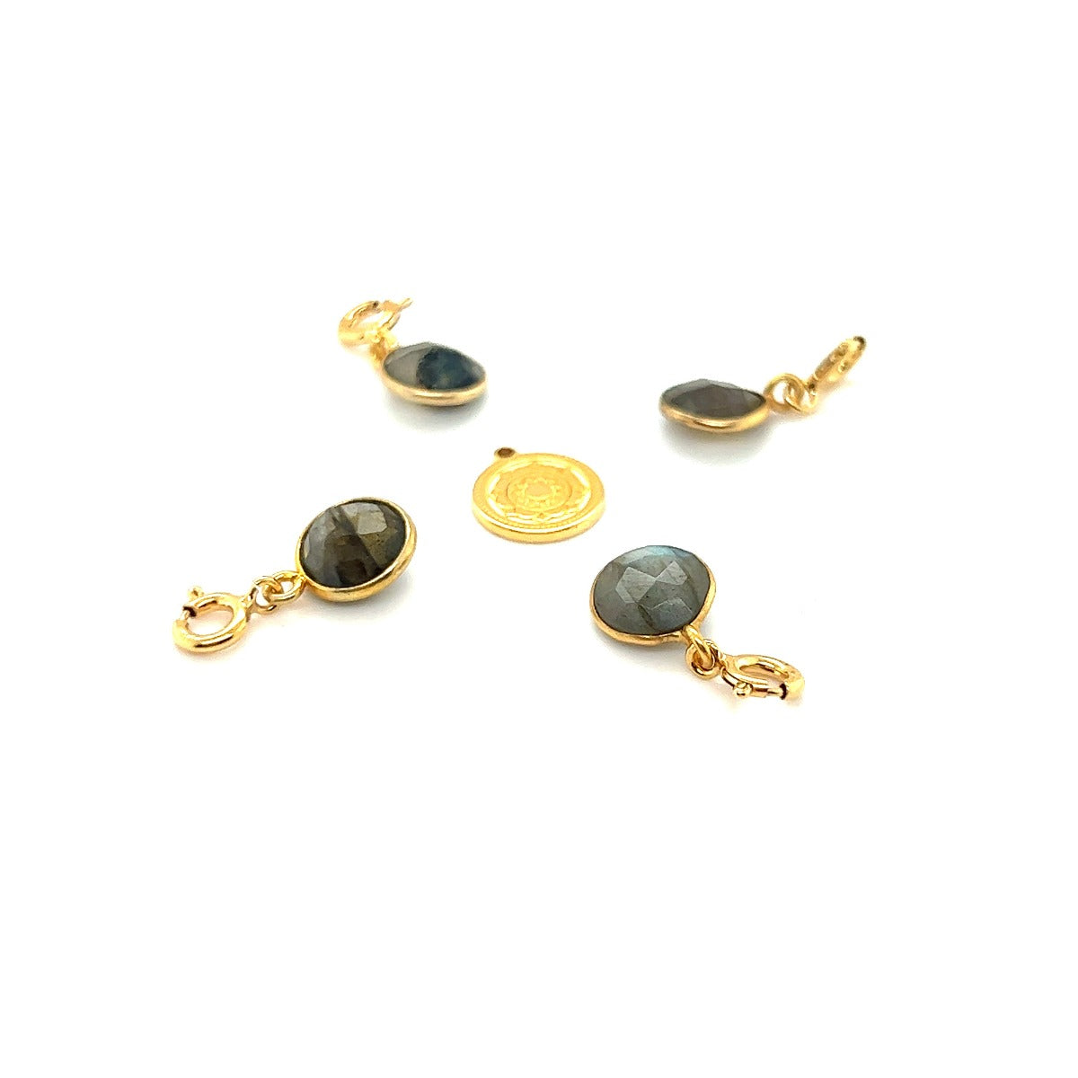 Zawieszka Labradoryt Magia od Ewa Mrochen Jewellery, ręcznie wykonana biżuteria z labradorytem na tle naturalnym.