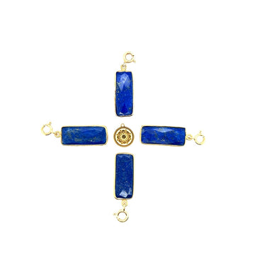 Zawieszka z lapis lazuli marki Ewa Mrochen Jewellery na sznurku, blisko, z widocznymi naturalnymi oczkami kamienia.