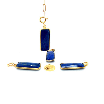 Zawieszka z lapis lazuli marki Ewa Mrochen Jewellery na tle jasnego tła, podkreślająca naturalne odcienie kamienia.