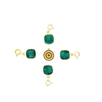 Zawieszka Szmaragd Love Welcome od Ewa Mrochen Jewellery, elegancki stalowy element z zielonym szmaragdem na delikatnym łańcuszku