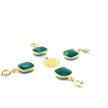 Zawieszka Szmaragd Love Welcome od Ewa Mrochen Jewellery, elegancki wisior z szmaragdem na delikatnym łańcuszku