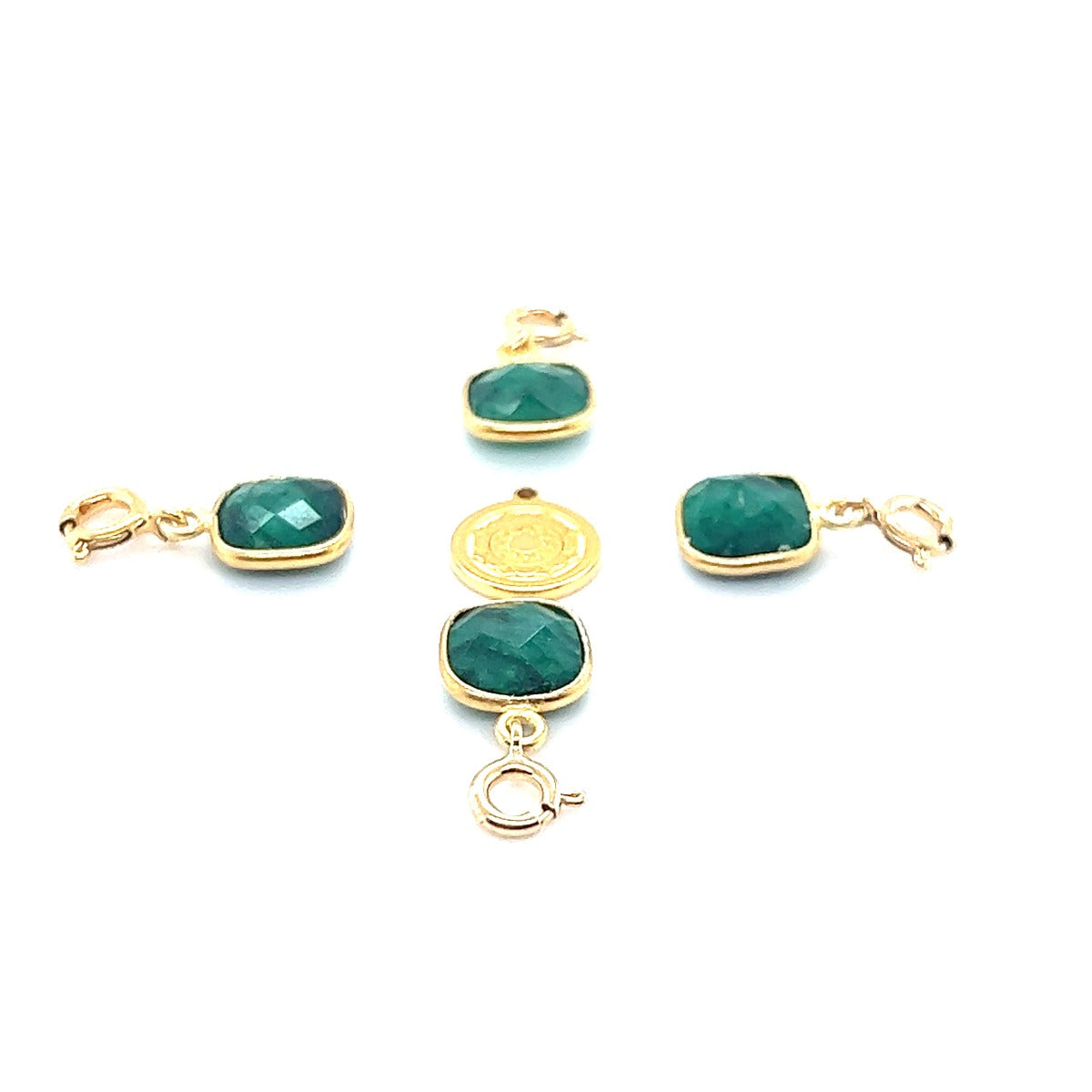 Zawieszka Szmaragd Love Welcome od Ewa Mrochen Jewellery, elegancka biżuteria z zielonym szmaragdem, na łańcuszku.