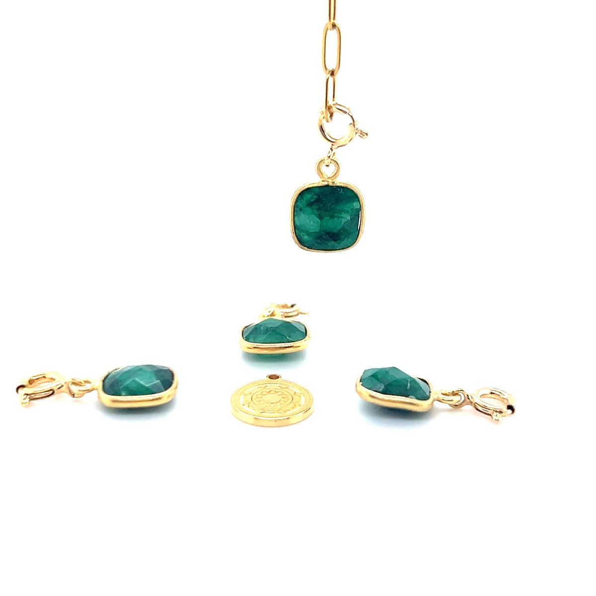 Zawieszka szmaragdowa Love Welcome od Ewa Mrochen Jewellery na tle jasności, elegancka biżuteria z zielonym kamieniem.