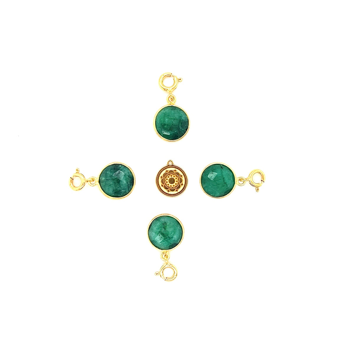 Zawieszka Szmaragd wybieram szczęście od Ewa Mrochen Jewellery, elegancki design z zielonym szmaragdem na białym tle.