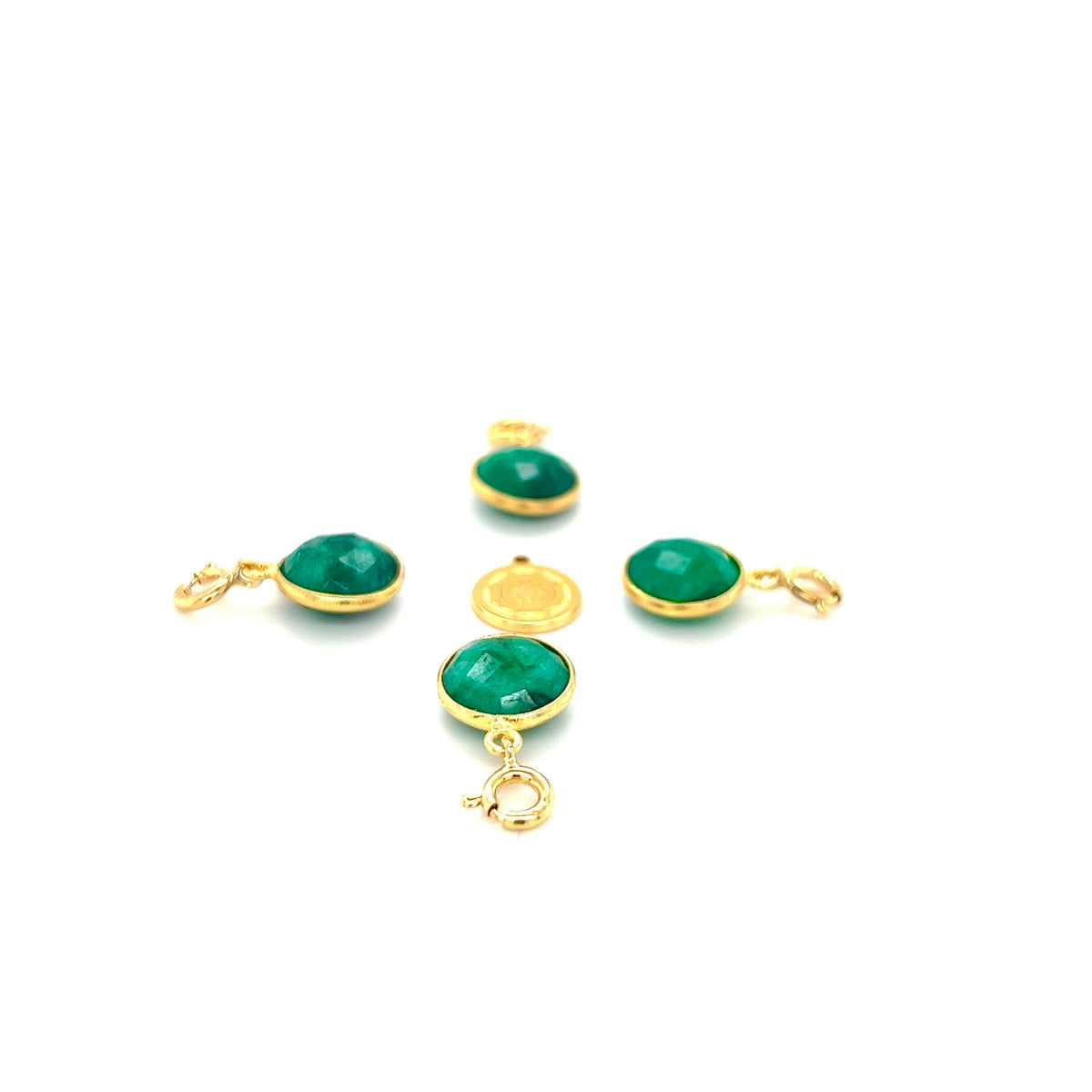 Zawieszka Szmaragd wybieram szczęście od Ewa Mrochen Jewellery, ozdobiona zielonym szmaragdem na delikatnym łańcuszku
