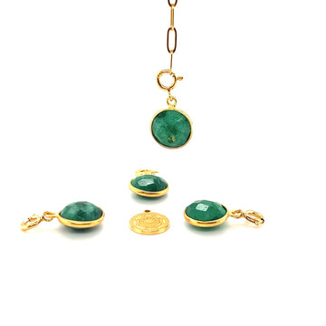 Zawieszka Szmaragd wybieram szczęście od Ewa Mrochen Jewellery, złota biżuteria z zielonym szmaragdem na białym tle.