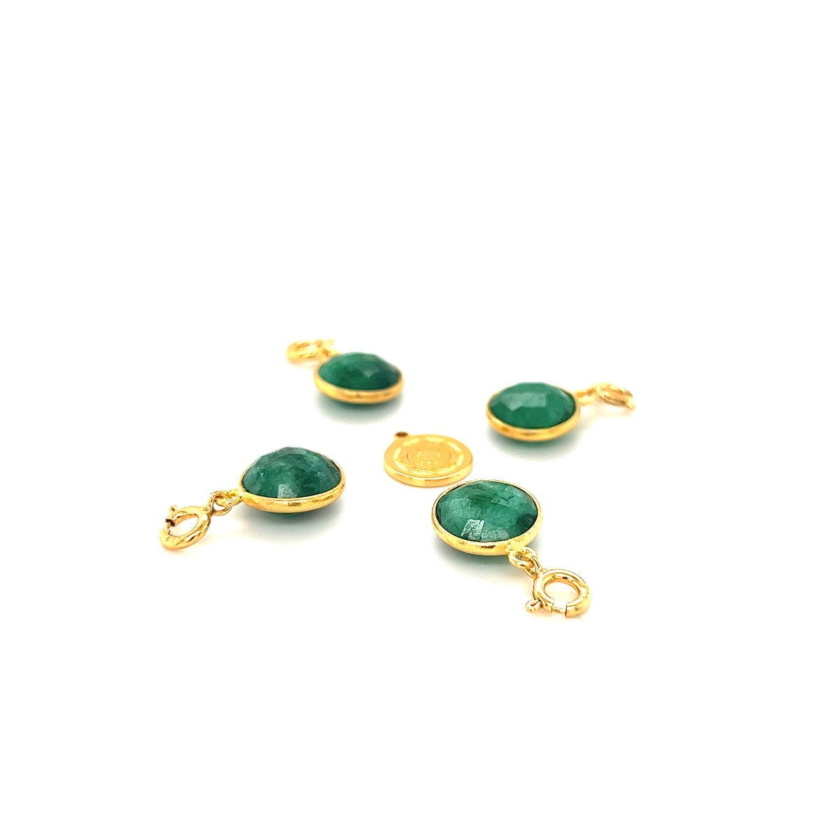 Zawieszka Szmaragd wybieram szczęście od Ewa Mrochen Jewellery, złota biżuteria z zielonym szmaragdem na białym tle