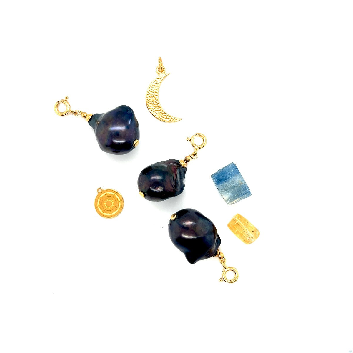 Czarna perła barokowa na zawieszce od Ewa Mrochen Jewellery, elegancki dodatek biżuteryjny z unikalnym kształtem.
