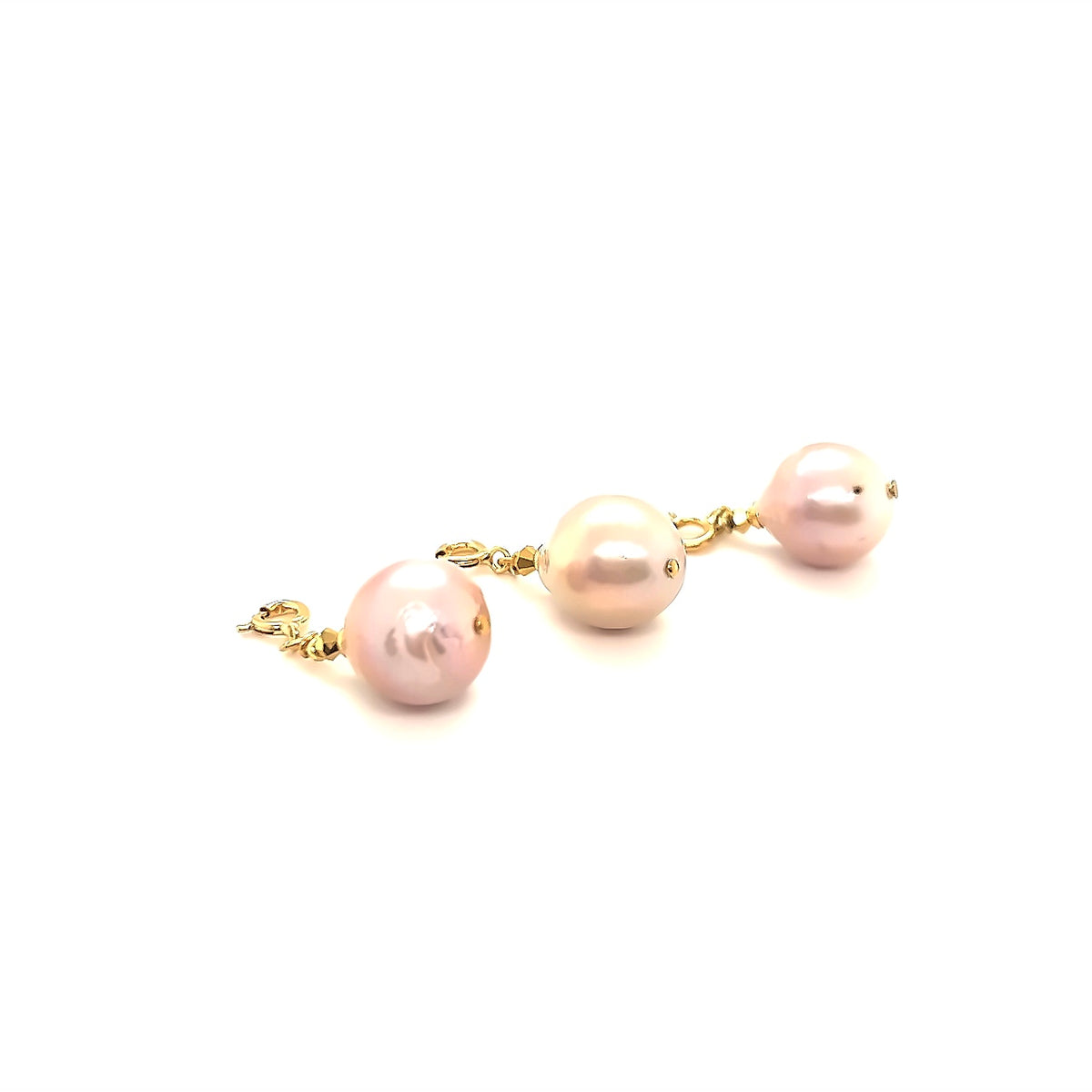 Zawieszka z różową perłą barokową od Ewa Mrochen Jewellery, widoczna na zdjęciu, delikatny i elegancki design biżuterii.