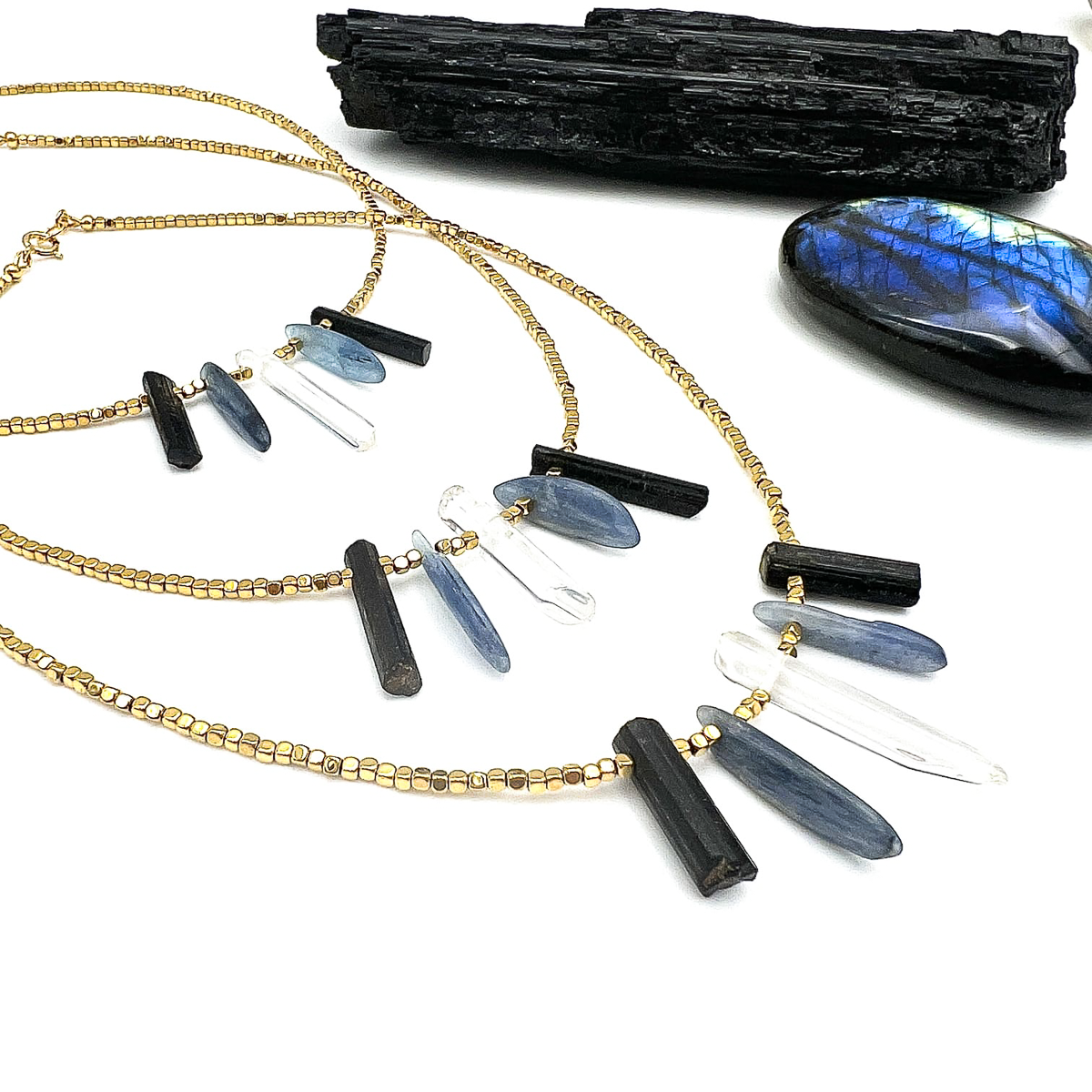 Naszyjnik z naturalnym kryształem, turmalinem, kyanitem. Ewa Mrochen Jewellery